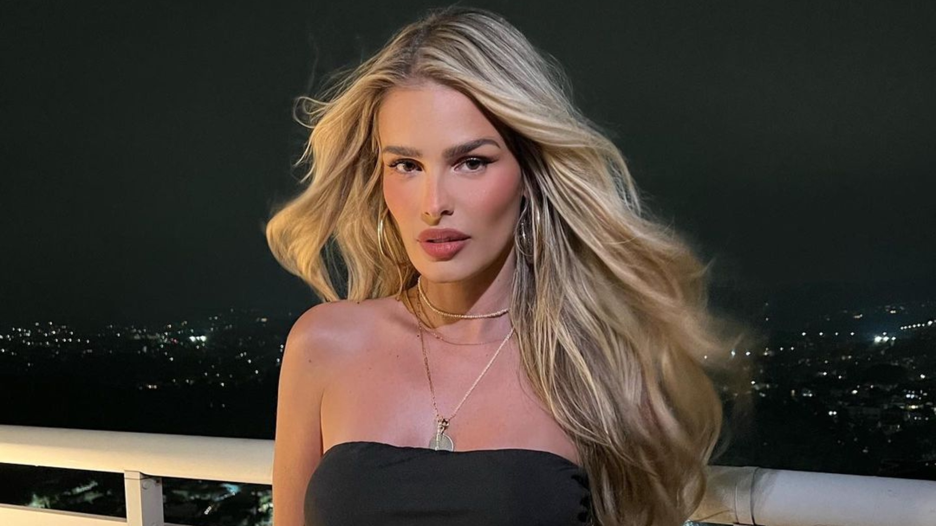 Yasmin Brunet posa com look ousado e exibe barriga chapada