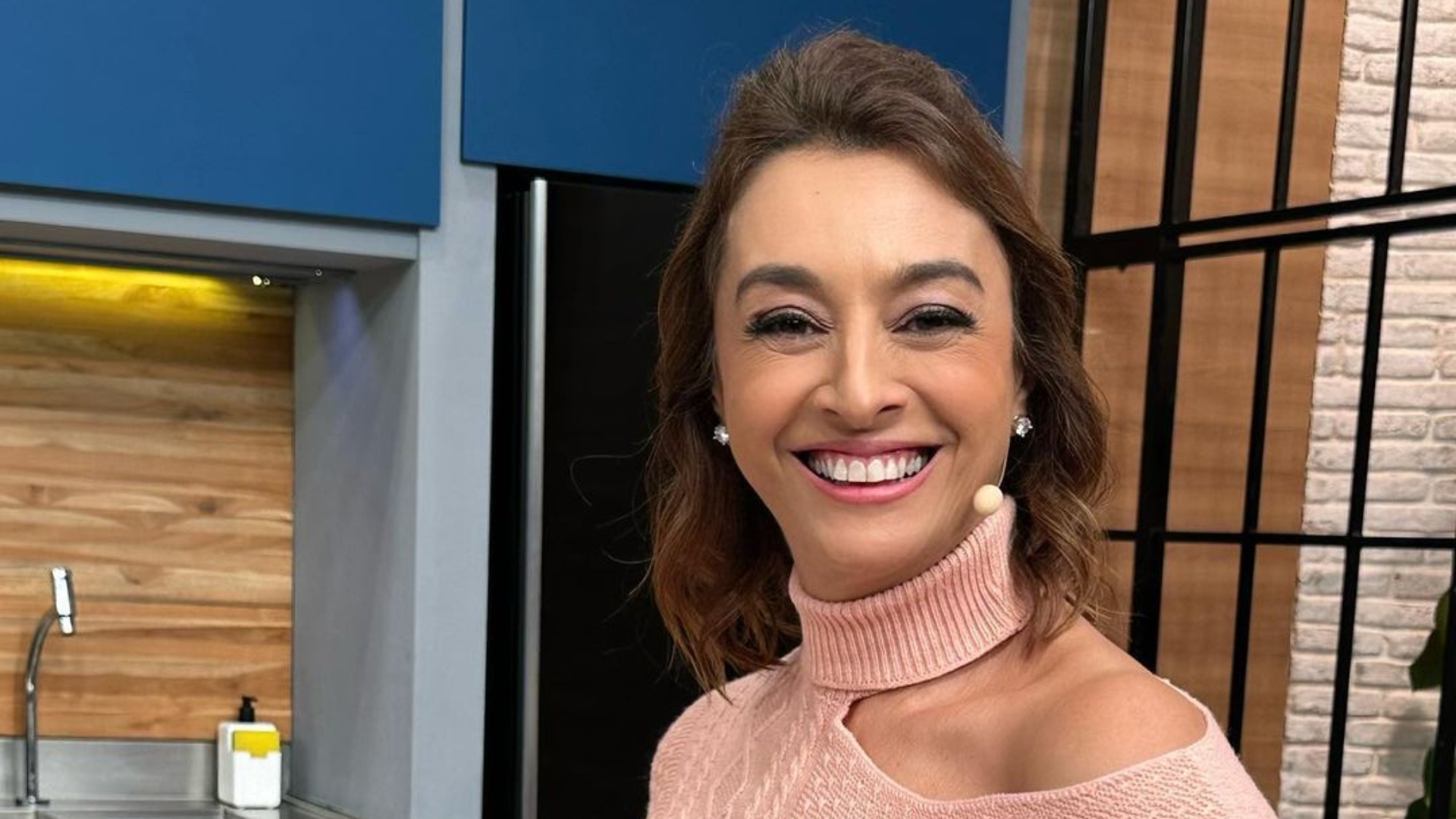 Catia Fonseca ostenta curvas exuberantes com biquíni estampado