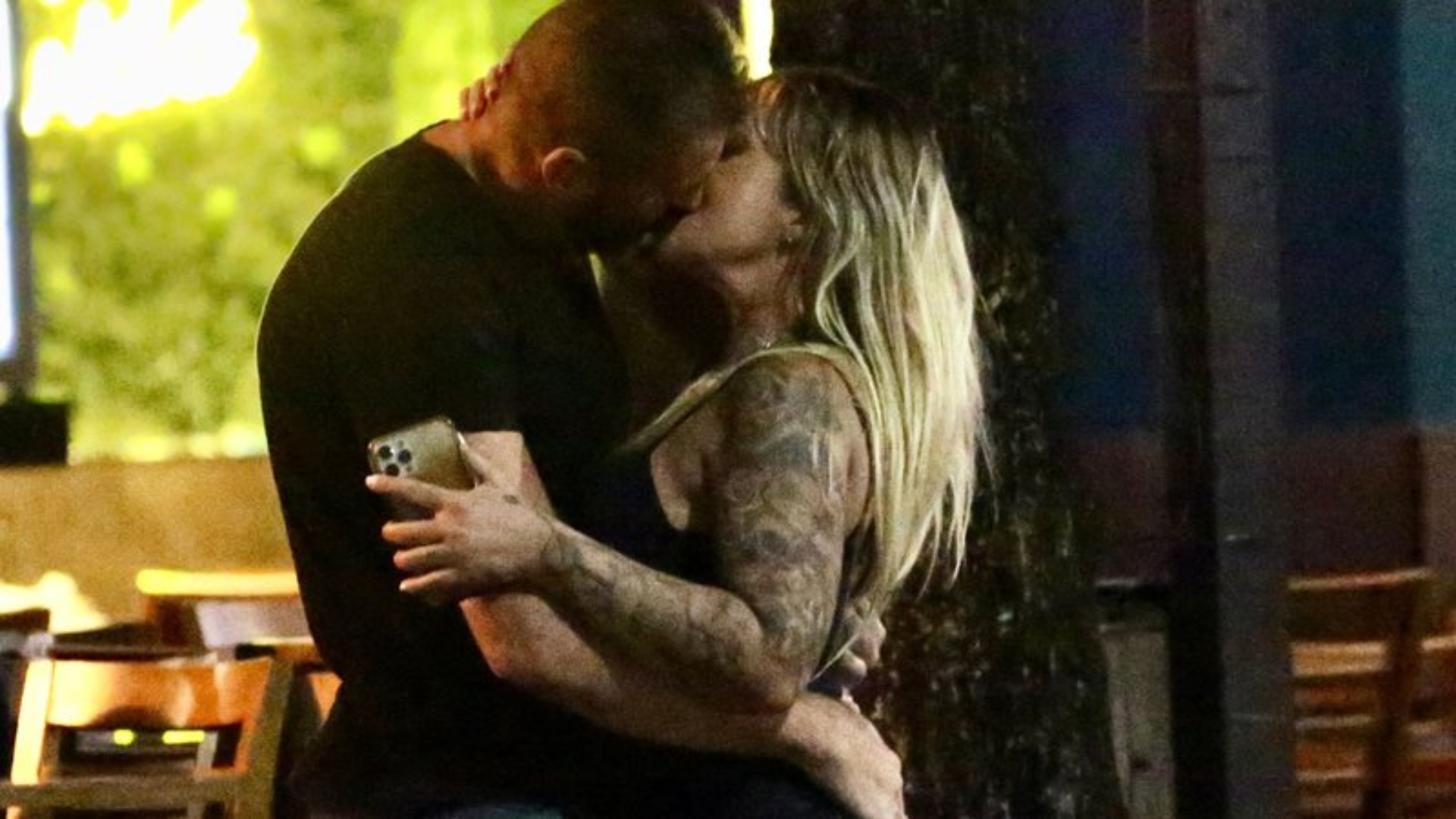 Ex de Gloria Maria é flagrado aos beijos com atriz pornô