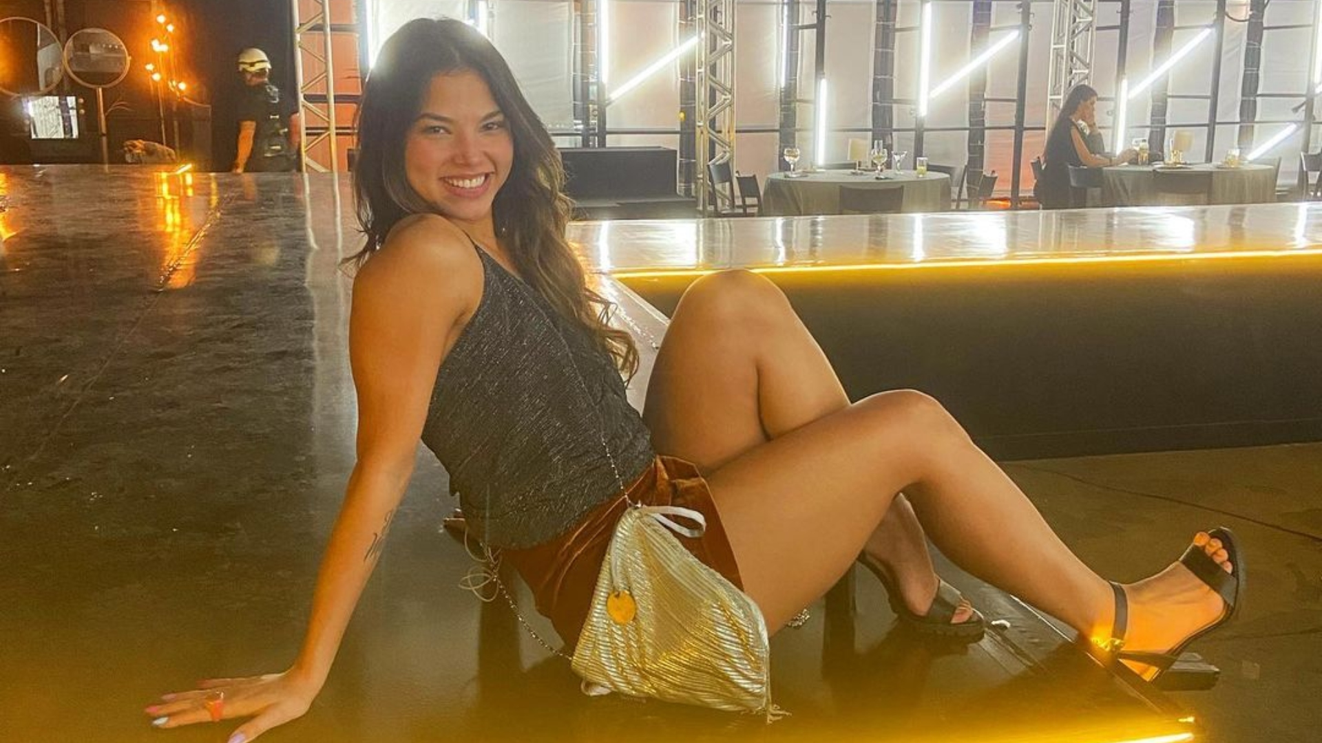 Heloísa Honein, revelação de ‘Todas as Flores’, empina bumbum em biquíni apertado