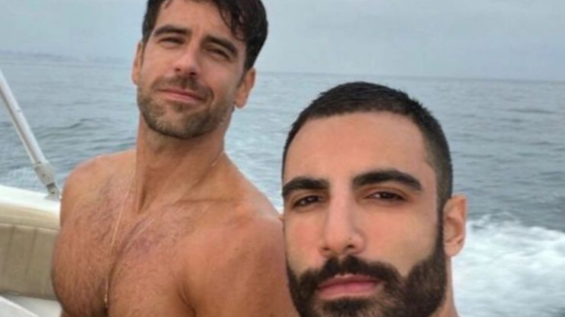 Marcos Pitombo e namorado são vistos em clima romântico na praia