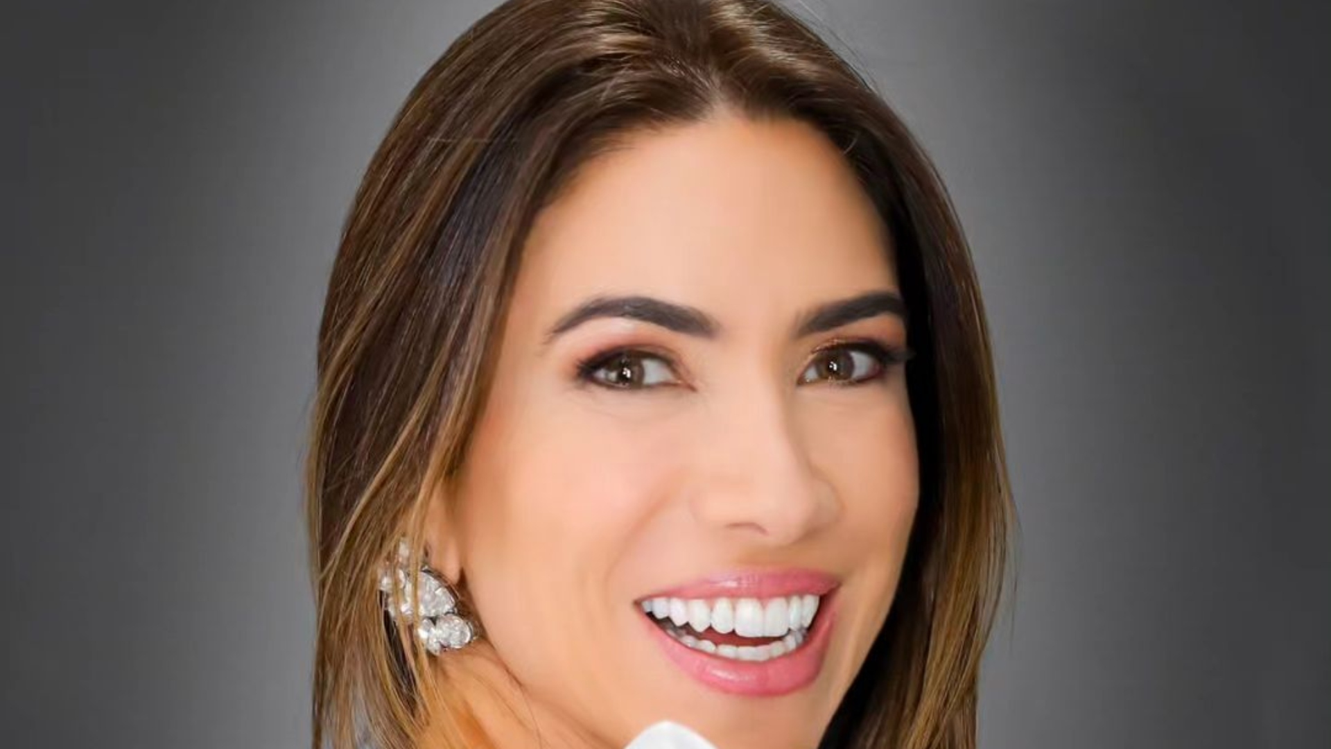 Patrícia Abravanel cai no choro durante homenagem ao pai