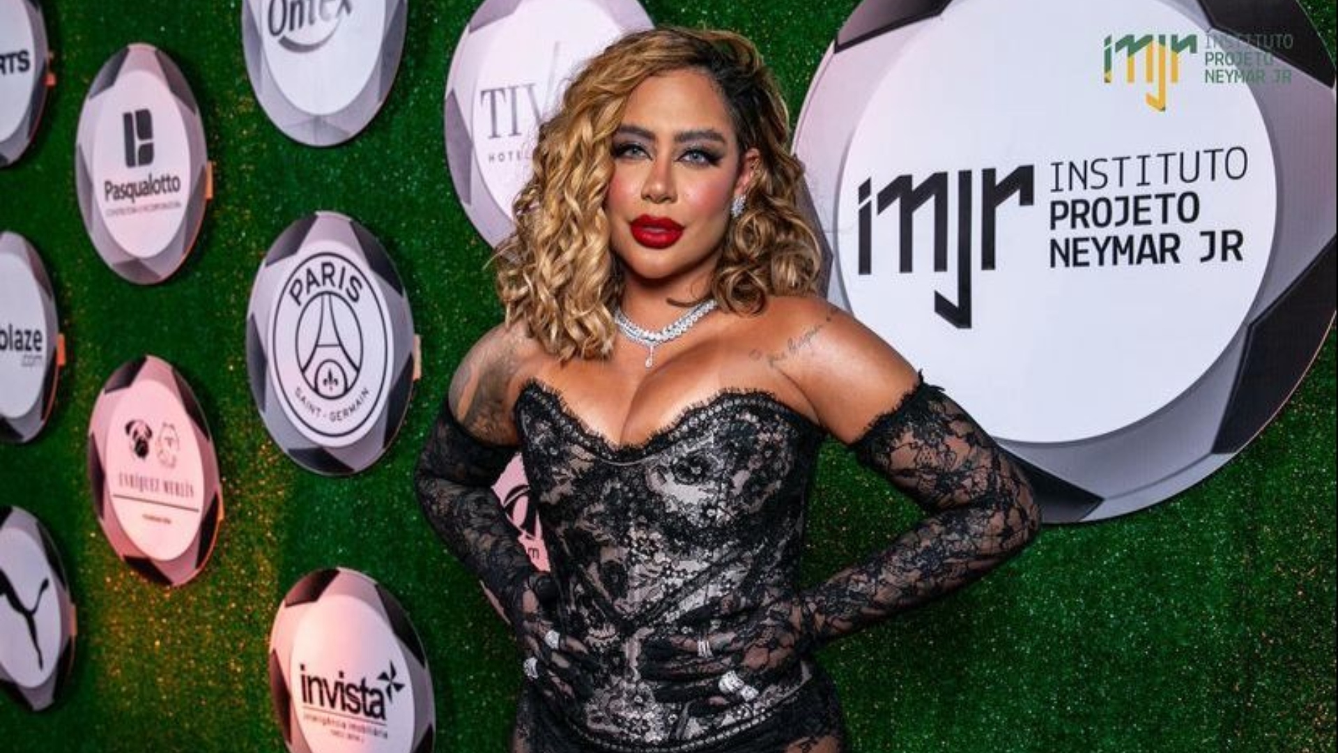 Rafaella Santos usa look transparente e dá cantada em amigo do ex no leilão de Neymar