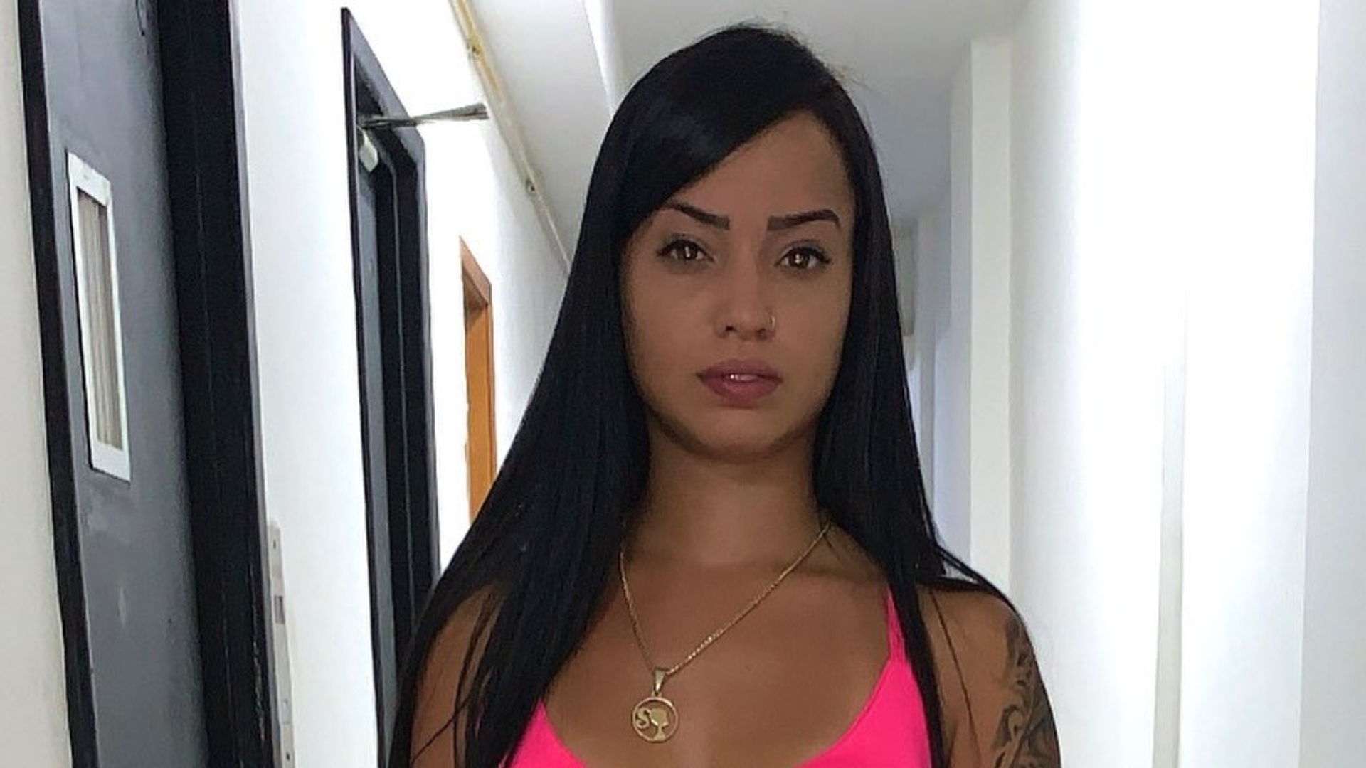 Influenciadora digital revela ter sido cantada por jogador comprometido: “Fiquei surpresa”