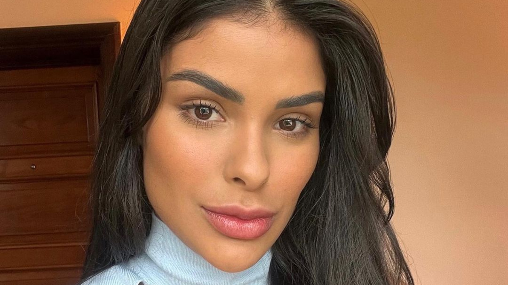 Com a chegada do inverno, Munik Nunes comenta peças que não podem faltar em seu closet