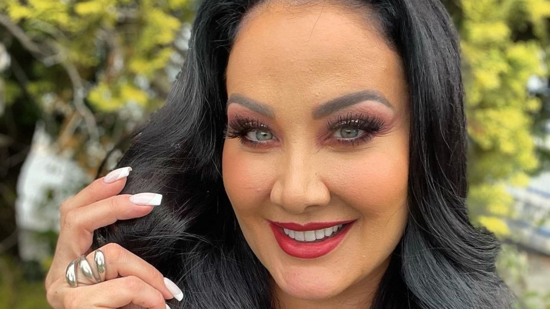 Helen Ganzarolli exibe curvas exuberantes com lingerie preta