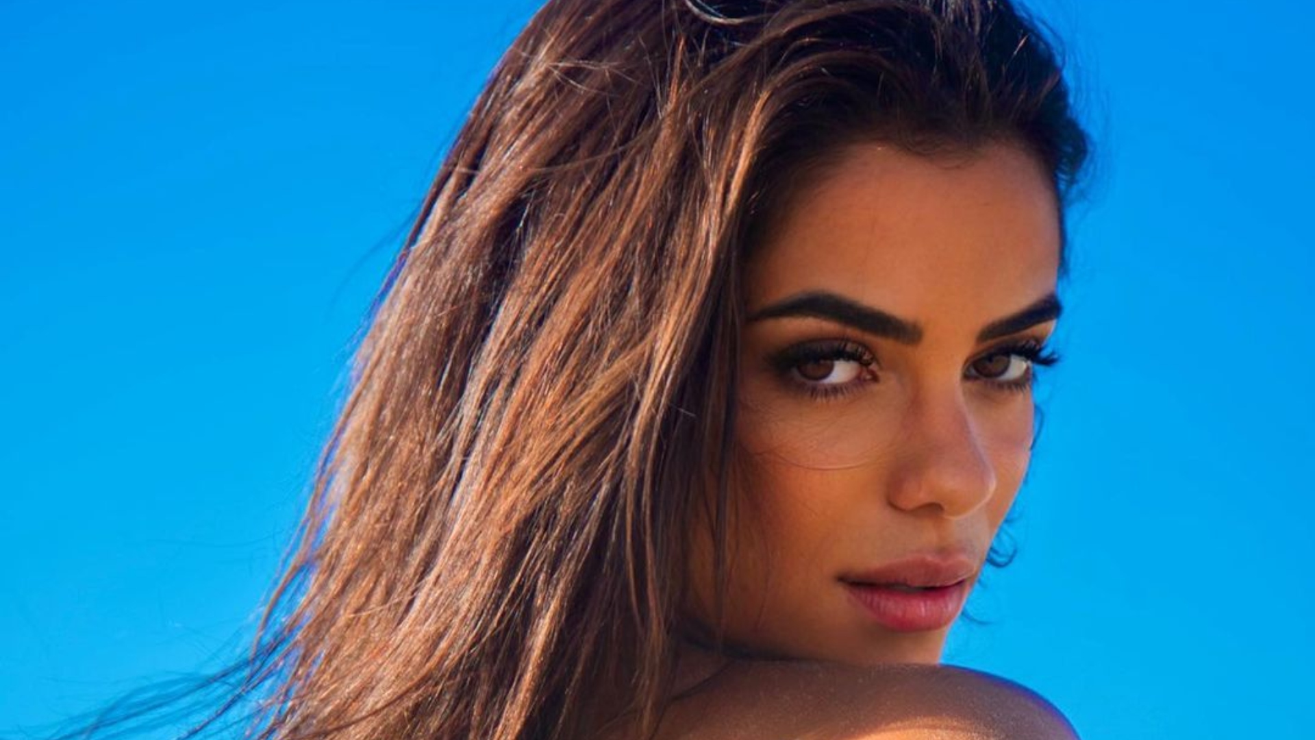 Key Alves ostenta bumbum empinado com biquíni minúsculo