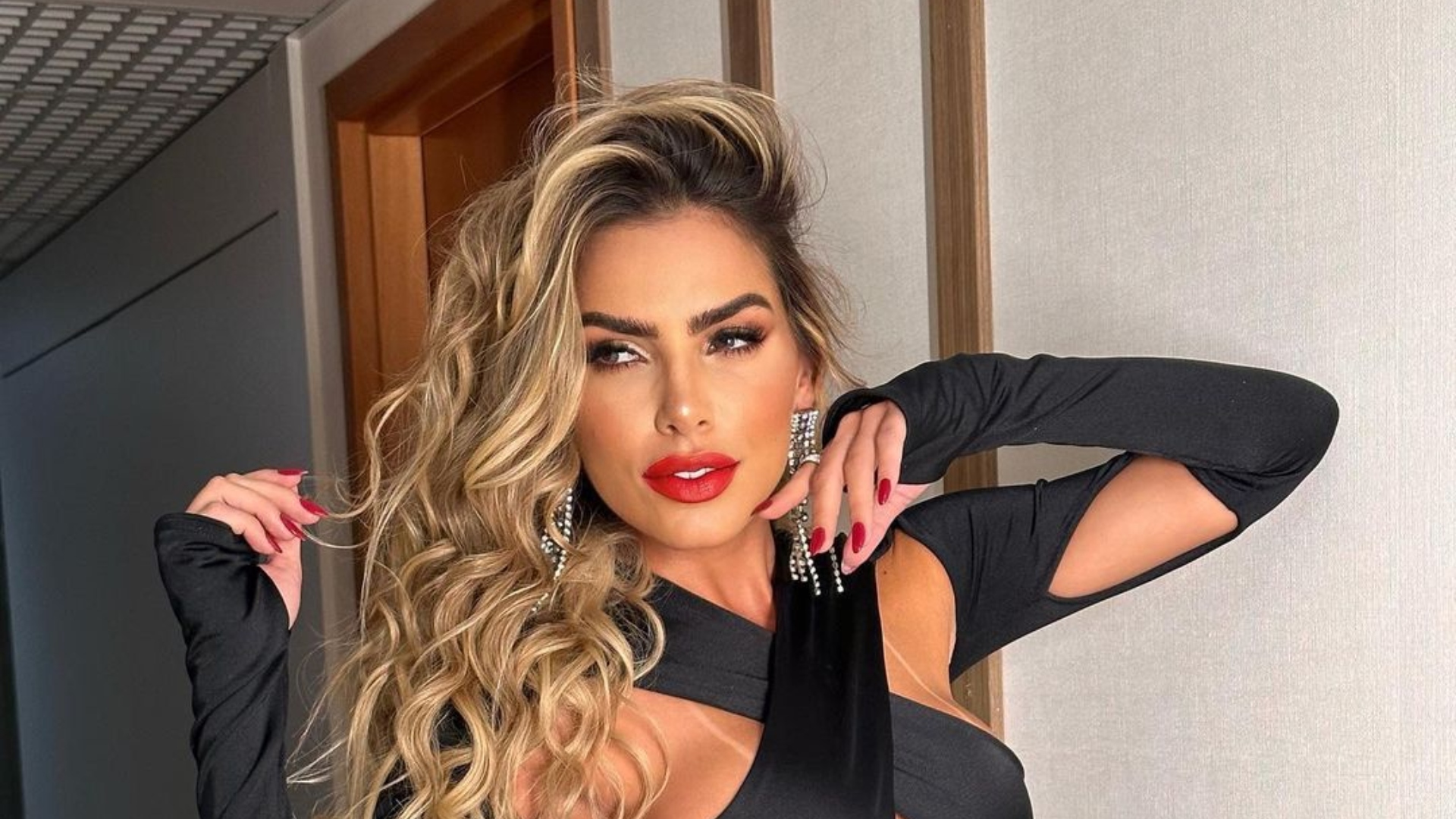 Ex-Fazenda Erika Schneider ostenta curvas exuberantes com biquíni minúsculo