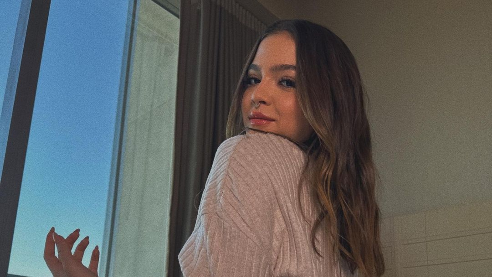 Mel Maia usa look cavadíssimo e deixa tatuagem íntima à mostra