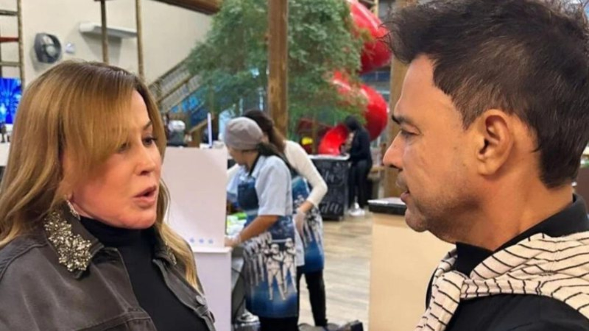 Clima tenso? Zilu e Zezé Di Camargo se encontram em cerimônia íntima