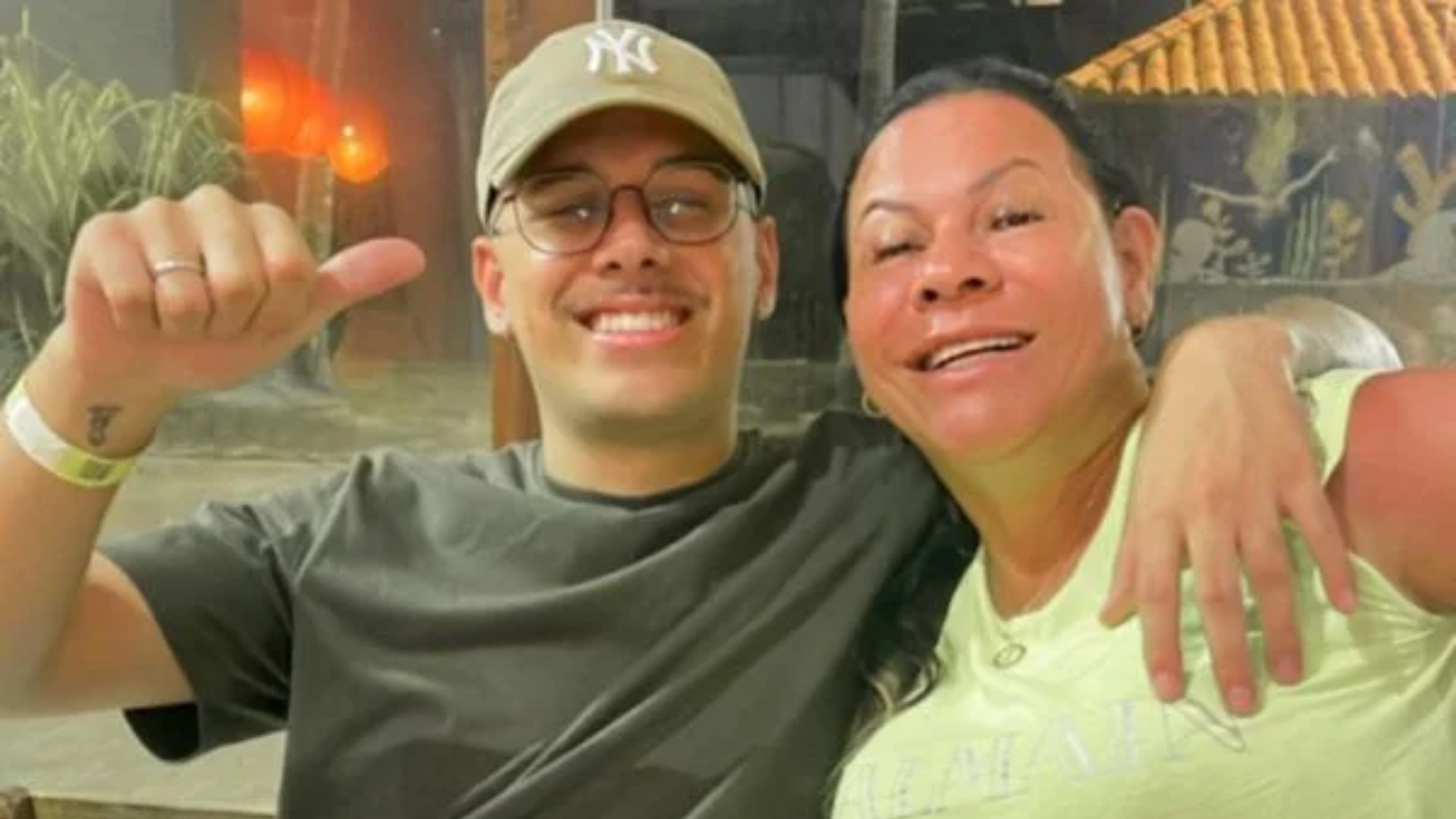 Dona Ruth é criticada após dar carro de presente para o filho