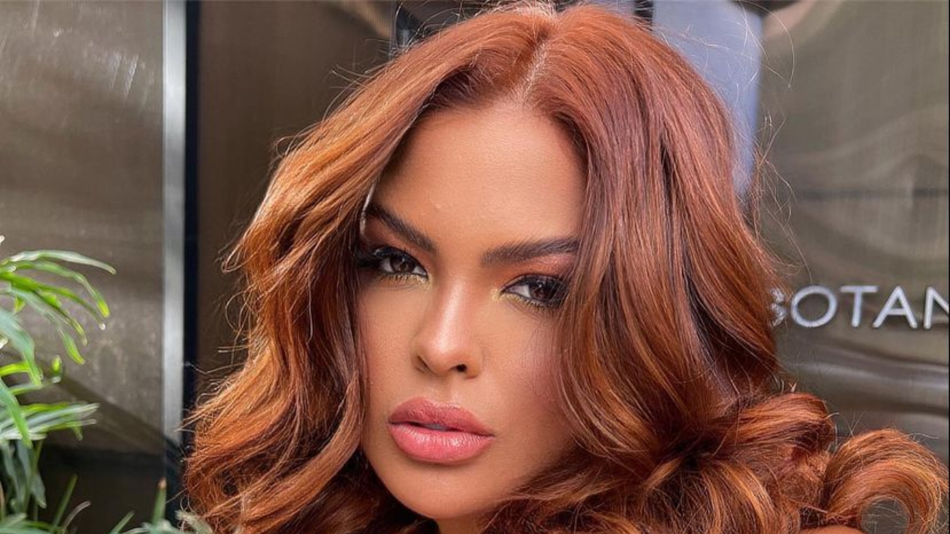 Ex-BBB Paula Freitas surpreende internautas com ensaio de biquíni