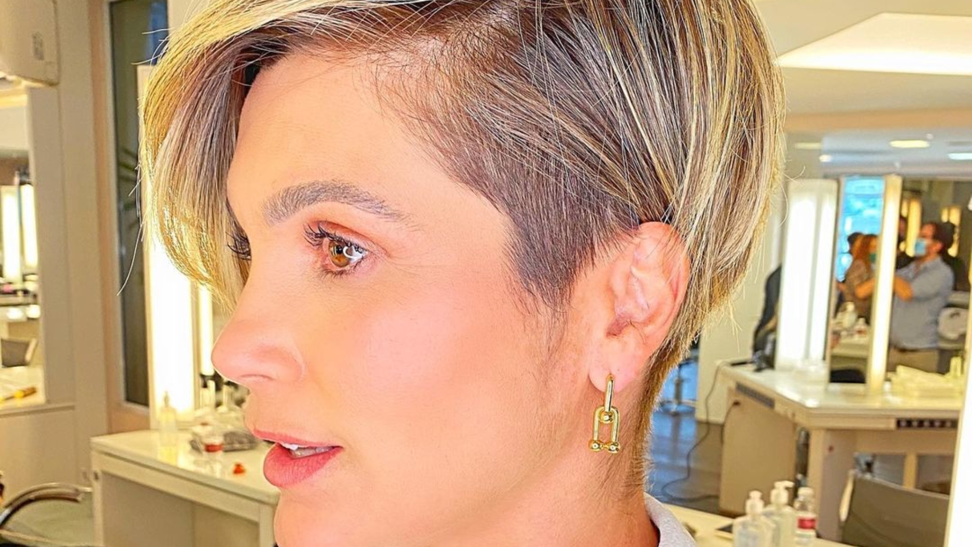 Rodrigo Cintra comenta detalhes dos cabelos curtinhos de Flávia Alessandra