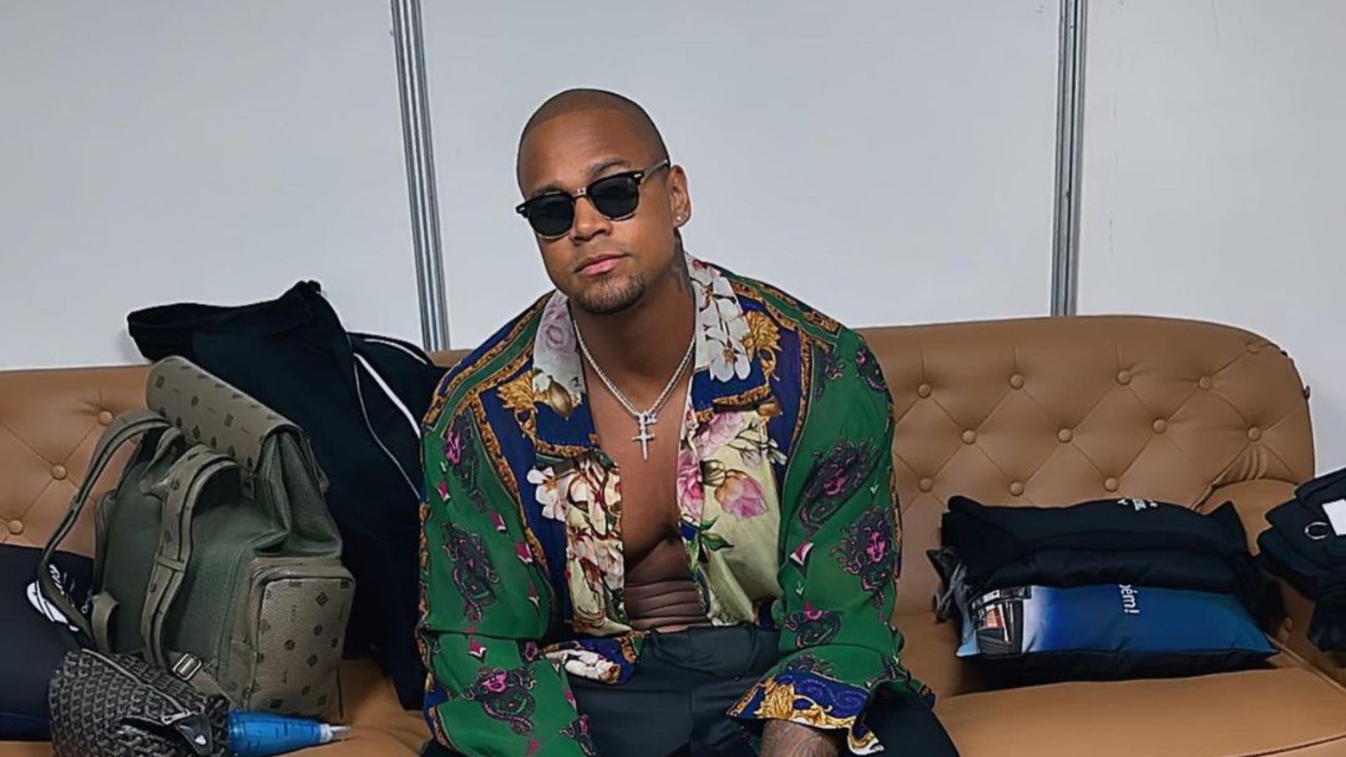 Léo Santana pede retirada de fã do palco após gestos obscenos