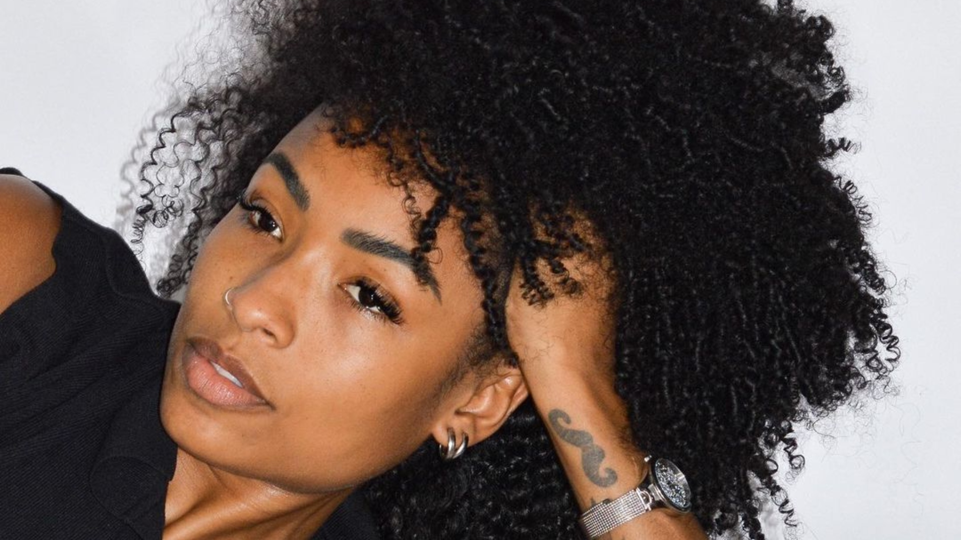 Sarah Fonseca relata como experiência traumática a fez amar sua pele natural: “Um processo doloroso”