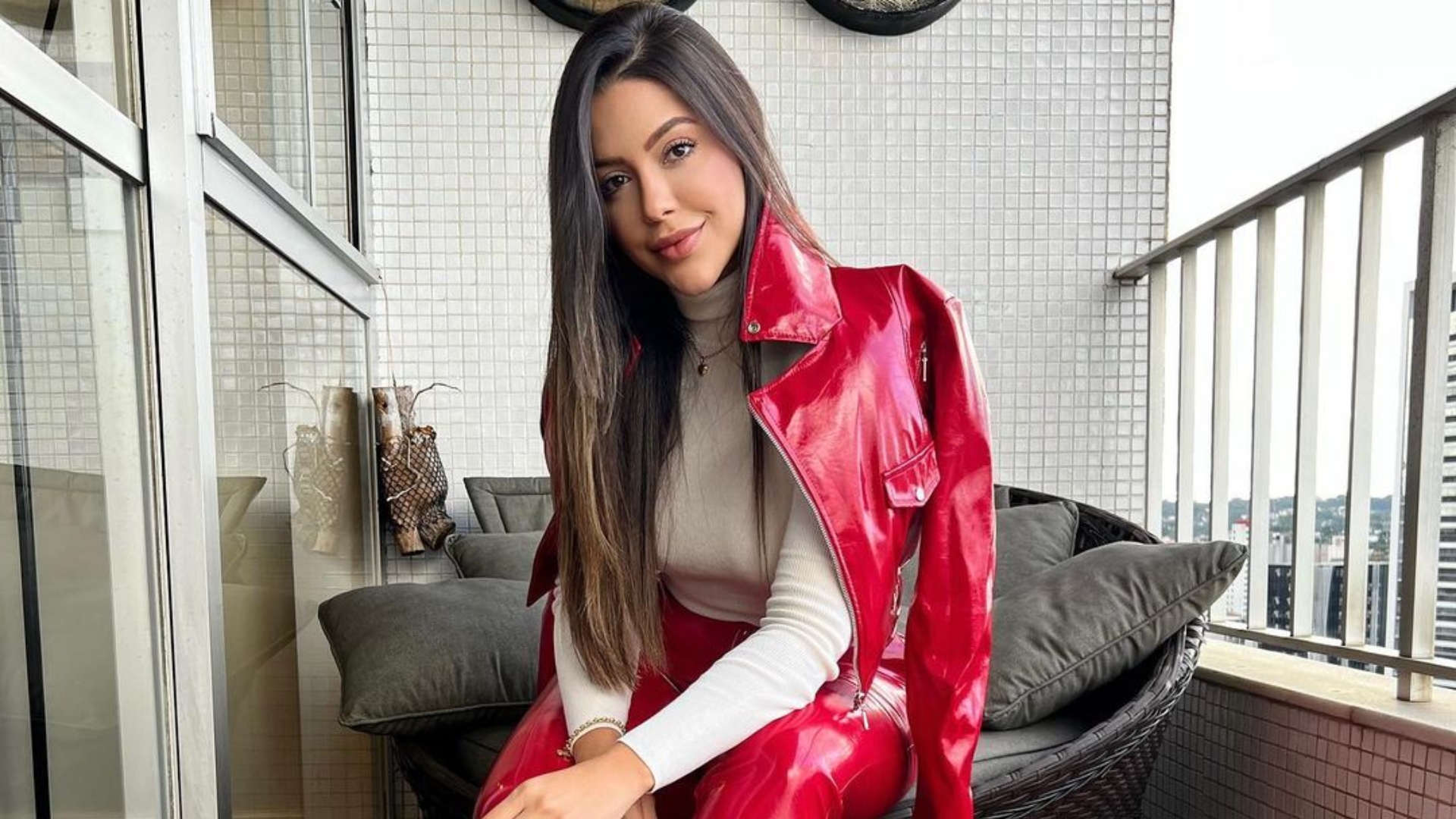 Ex-BBB Laís Caldas exibe resultado após cirurgia plástica