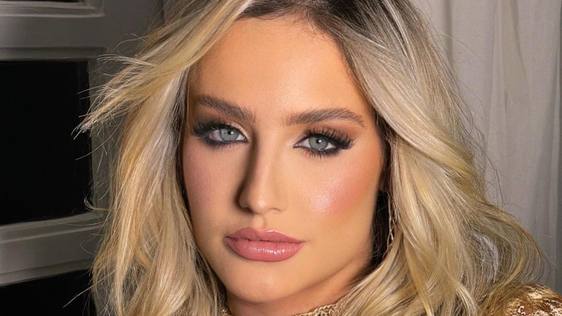 Bruna Griphao ostenta curvas exuberantes com biquíni minúsculo