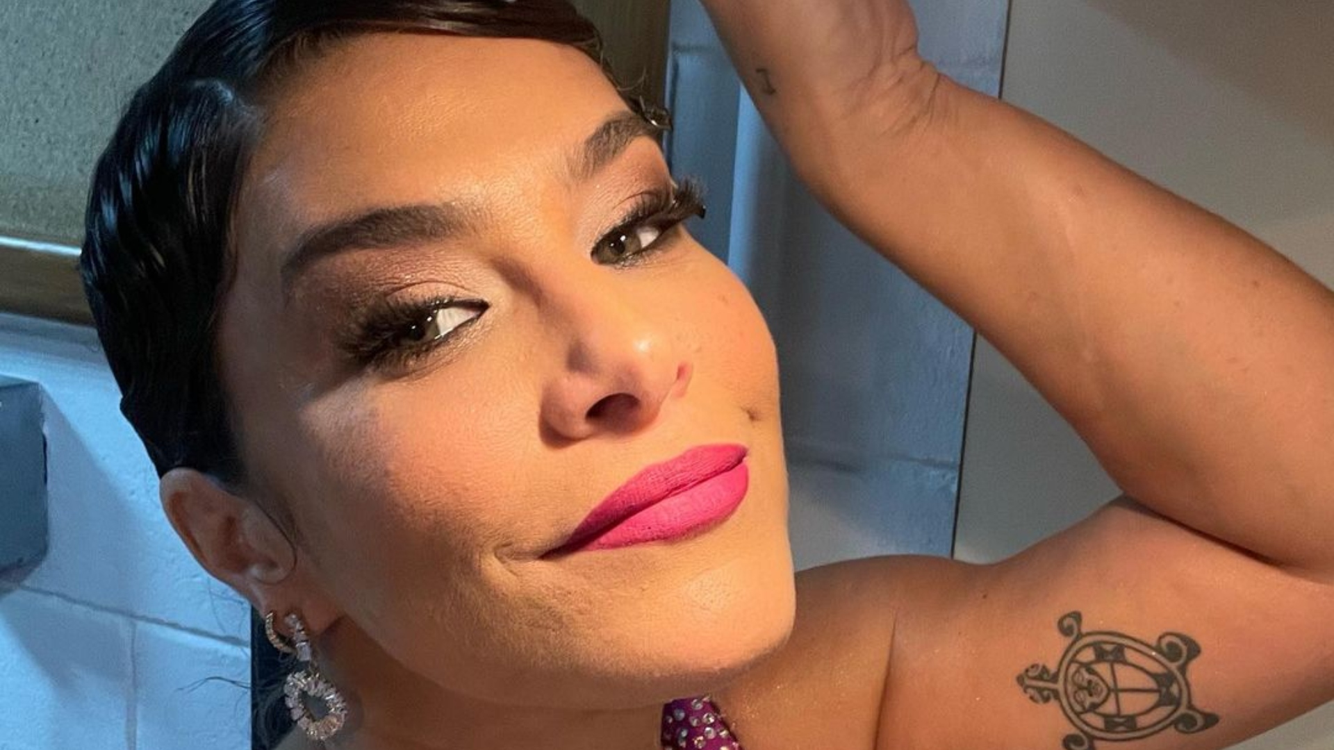 Priscila Fantin é flagrada aos beijos na praia