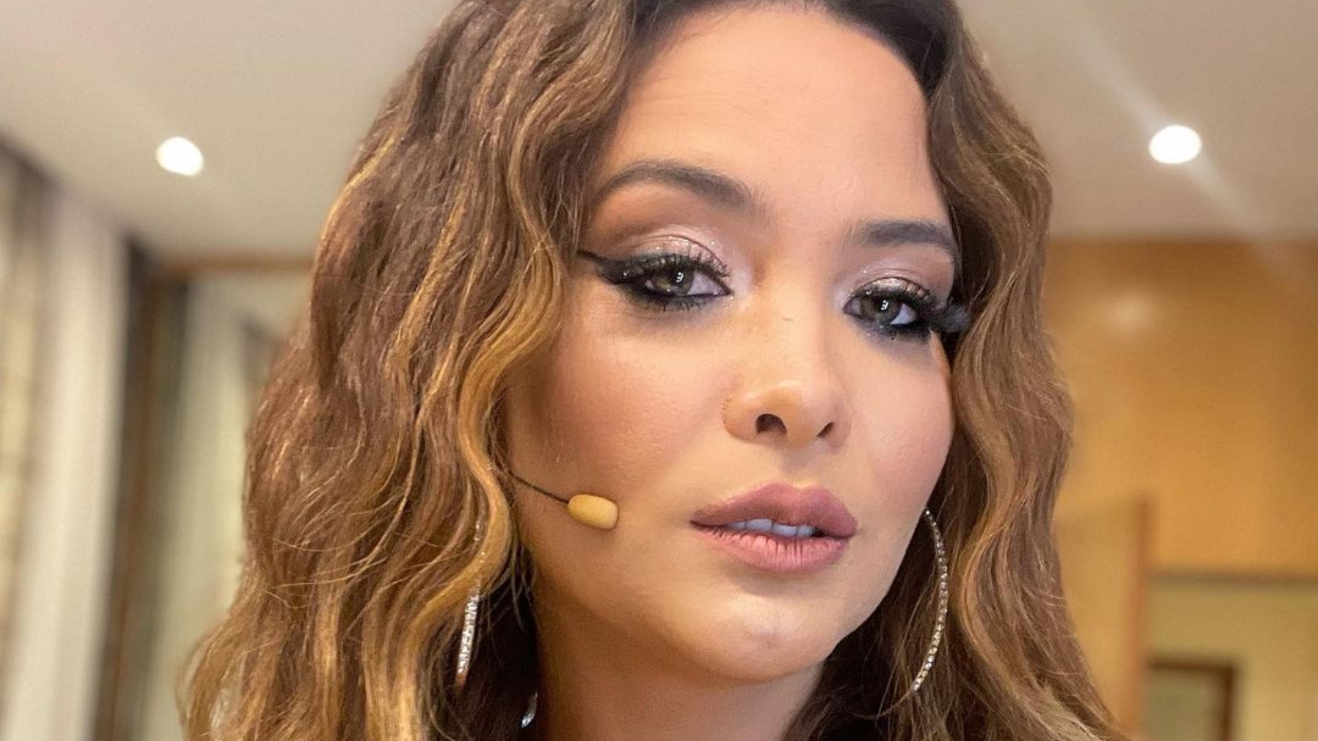 Geisy Arruda usa modelito minúsculo em banho de cachoeira