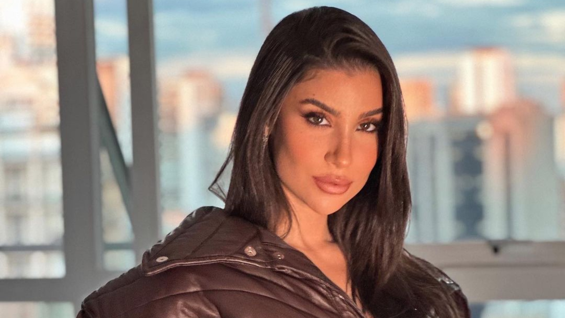 Bianca Andrade usa look de banho caprichado e é enaltecida na web