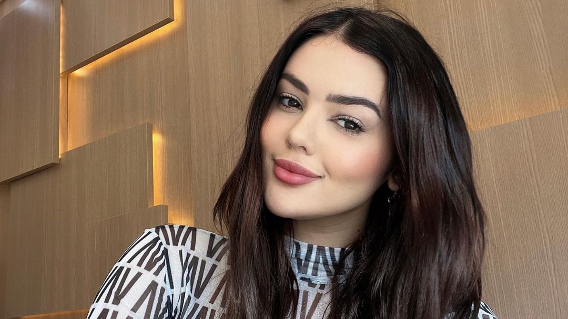 Eslovênia Marques usa modelito de banho minúsculo e arranca suspiros na web