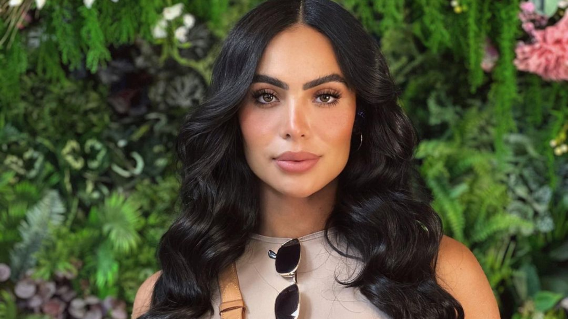 Ex-Fazenda Aline Mineiro sensualiza com lingerie ousada
