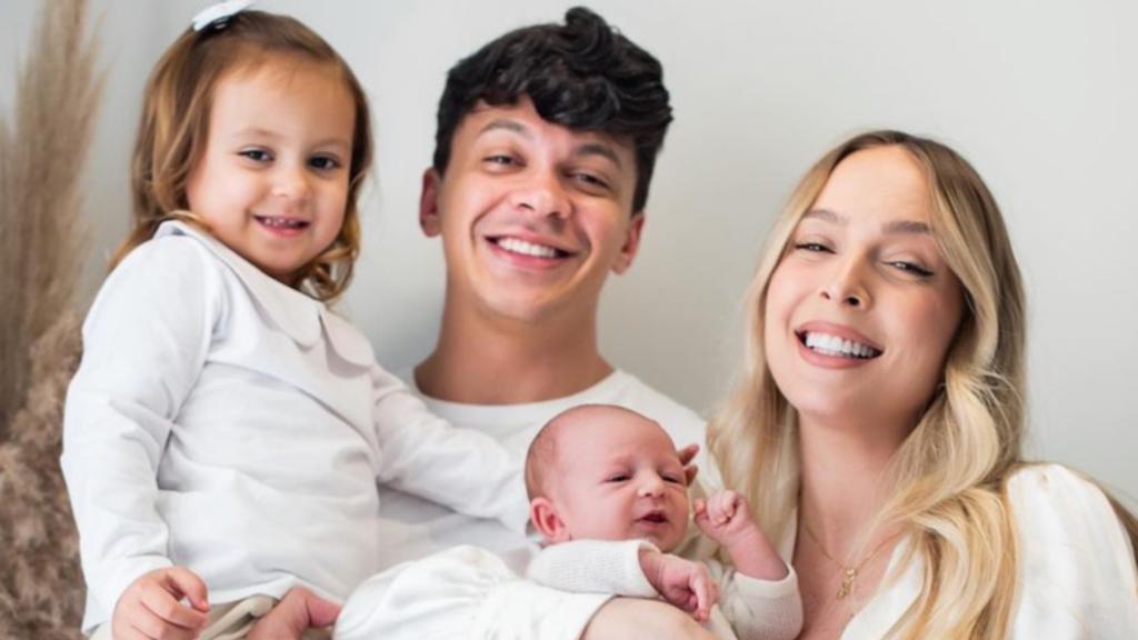 Tatá Estanieck rebate críticas por não levar filha para viagem: “Bizarro”