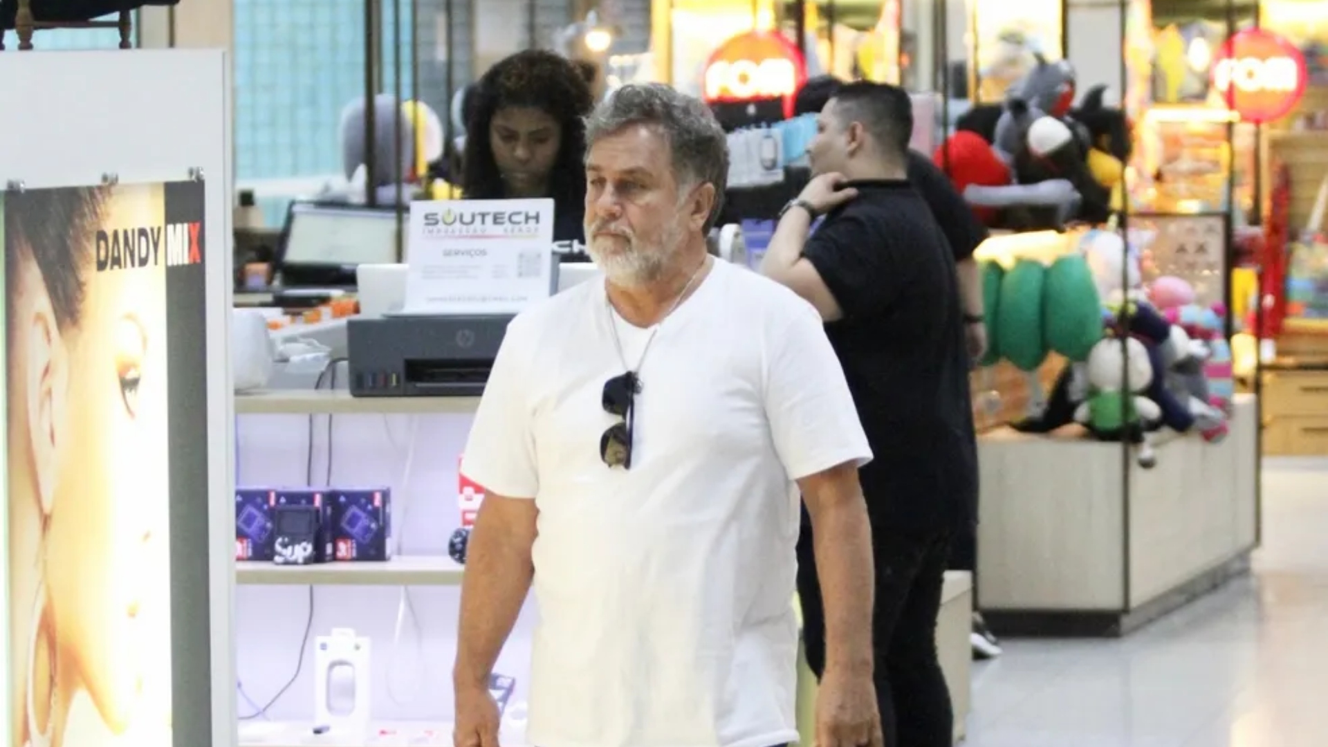 Marcos Frota é flagrado com botas de salto em aeroporto