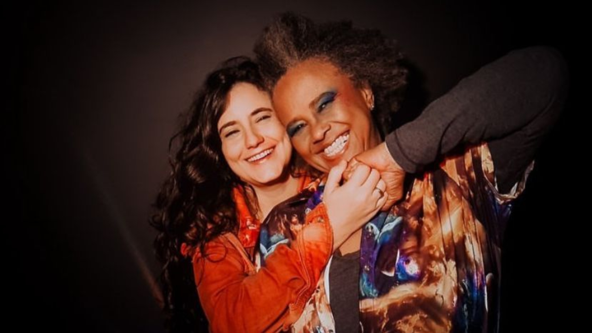 Sandra Sá ganha carinho de sua mulher em celebração de aniversário
