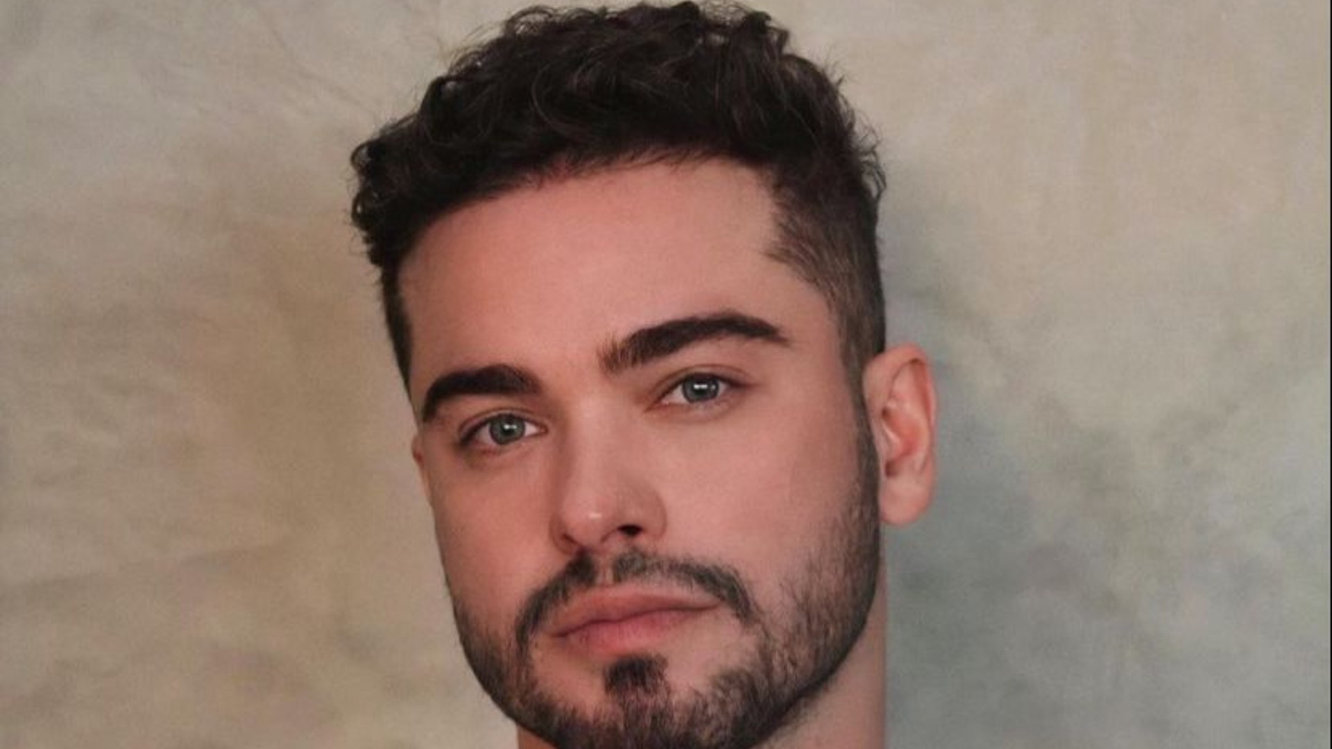 Sidney Sampaio quebra silêncio após ter caído de janela do hotel: “Me recuperando”