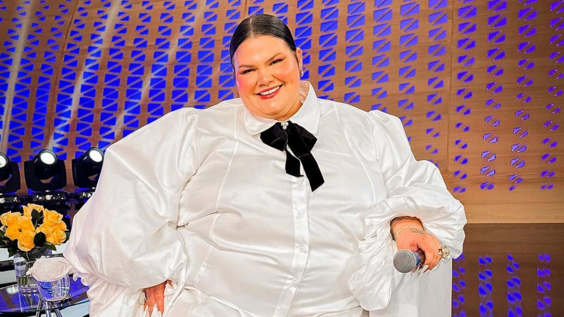 Thais Carla dispensa roupas e dá show de empoderamento