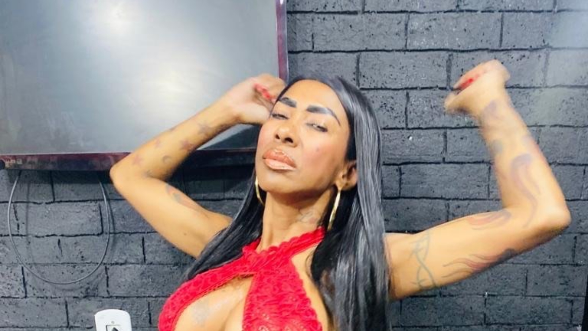 Inês Brasil abaixa a blusa e mostra os seios no ‘Programa Silvio Santos’