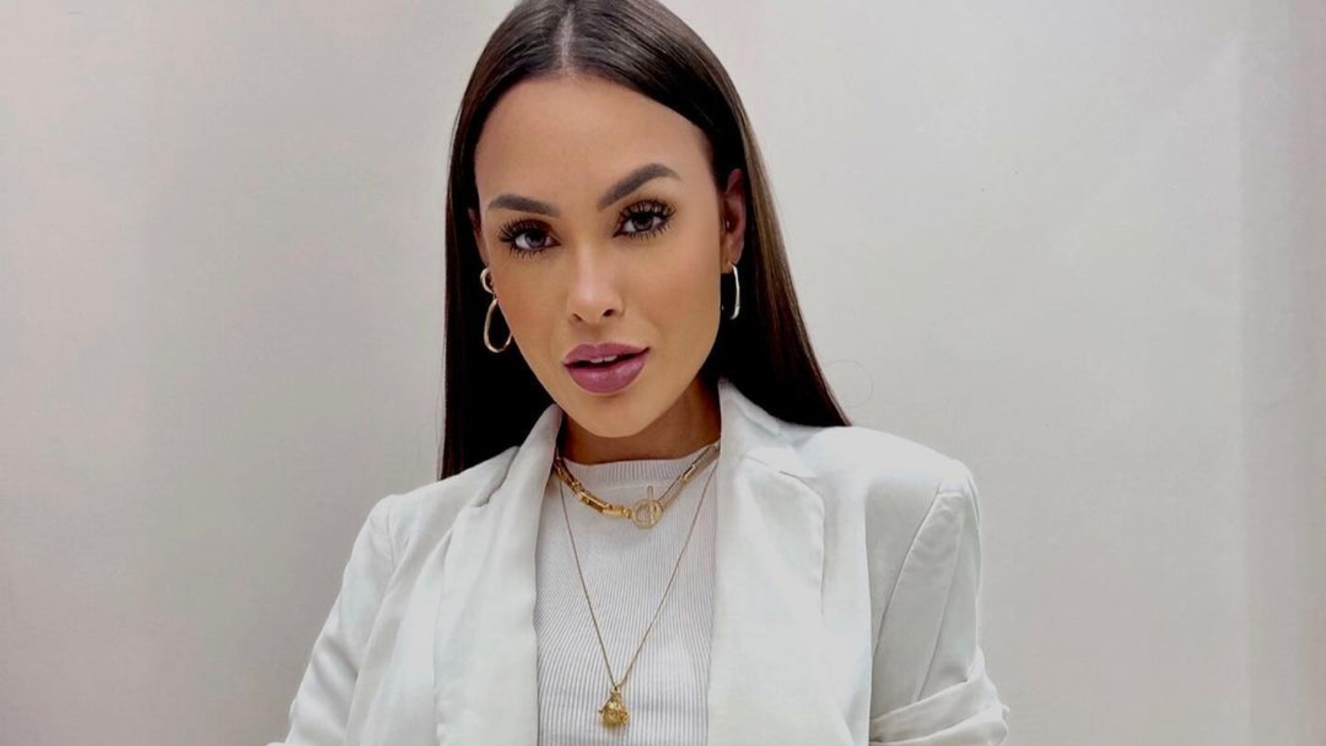 Ex-BBB Sarah Andrade é flagrada aos beijos com cantor de funk