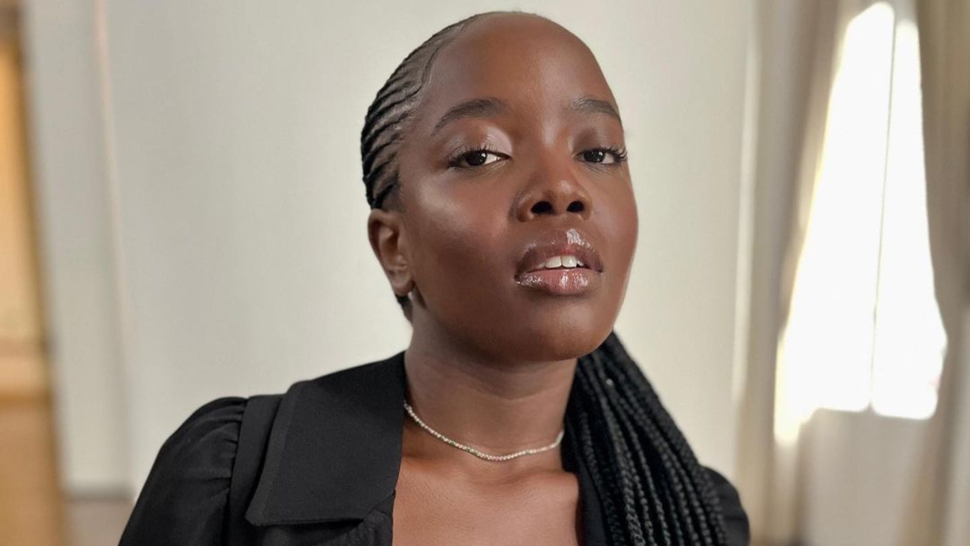 Clara Moneke arranca suspiros com curvas exuberantes em viagem no Caribe