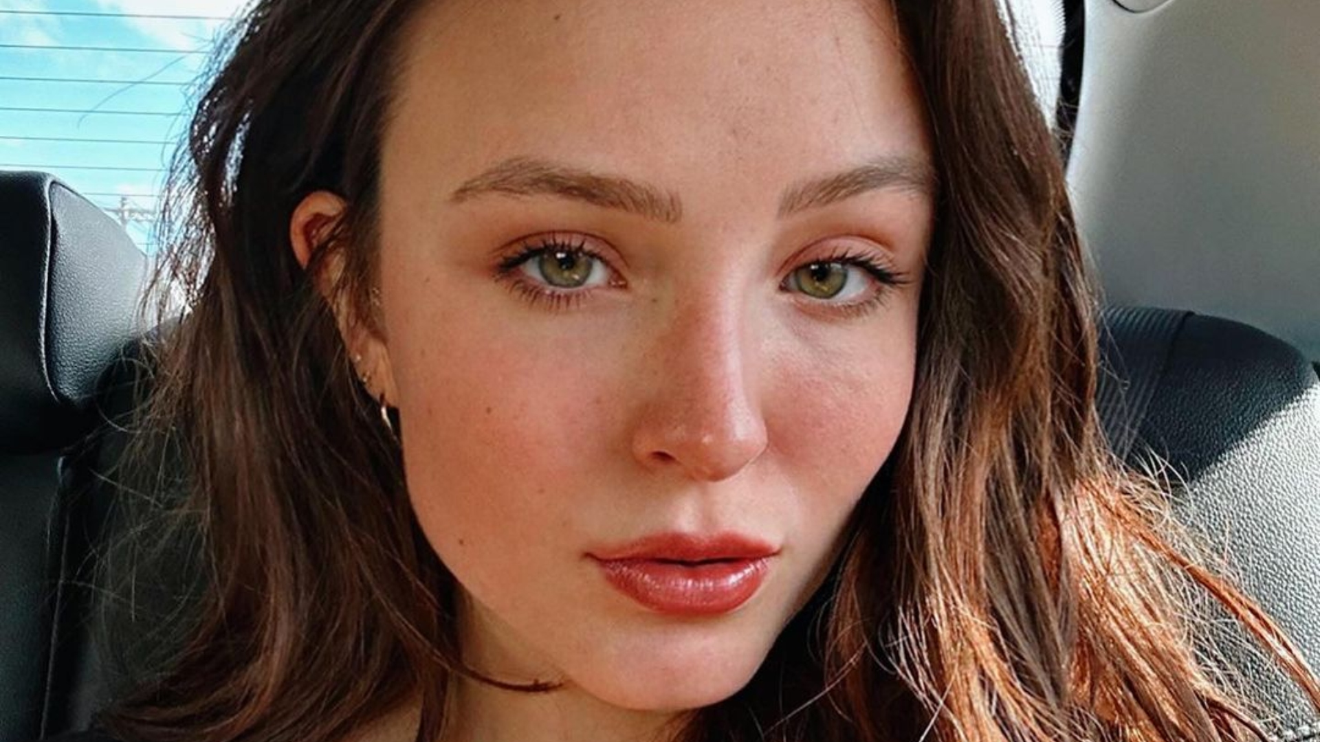 Larissa Manoela dá show de beleza em praia paradisíaca