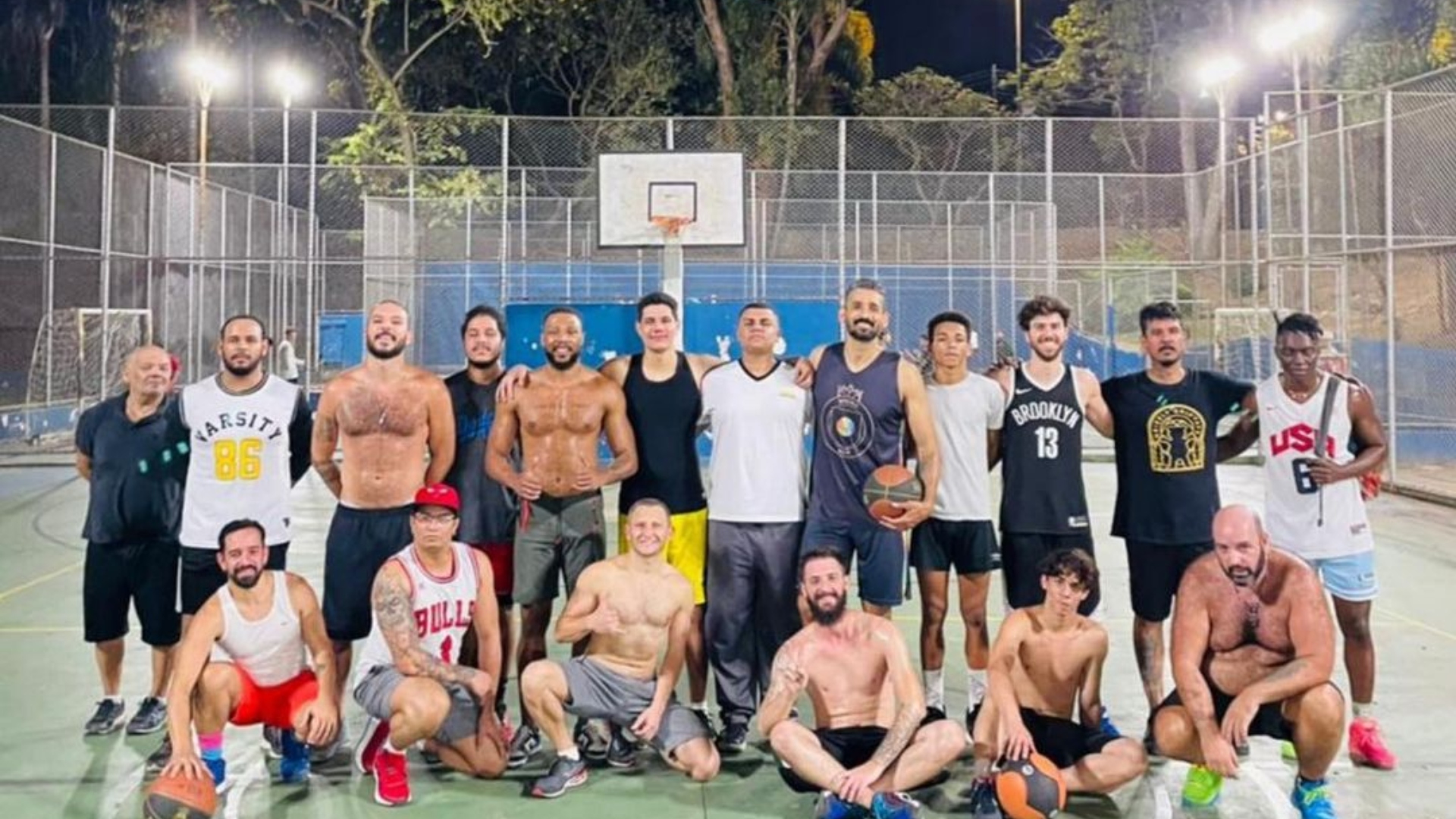 Ex-jogador forma time de basquete com atletas gays