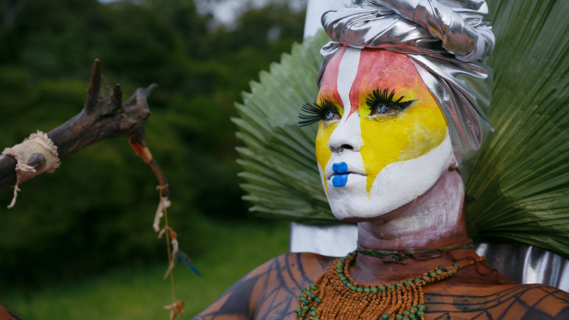 Uýra – A Retomada da Floresta: Documentário estreia com história de uma artista trans indígena