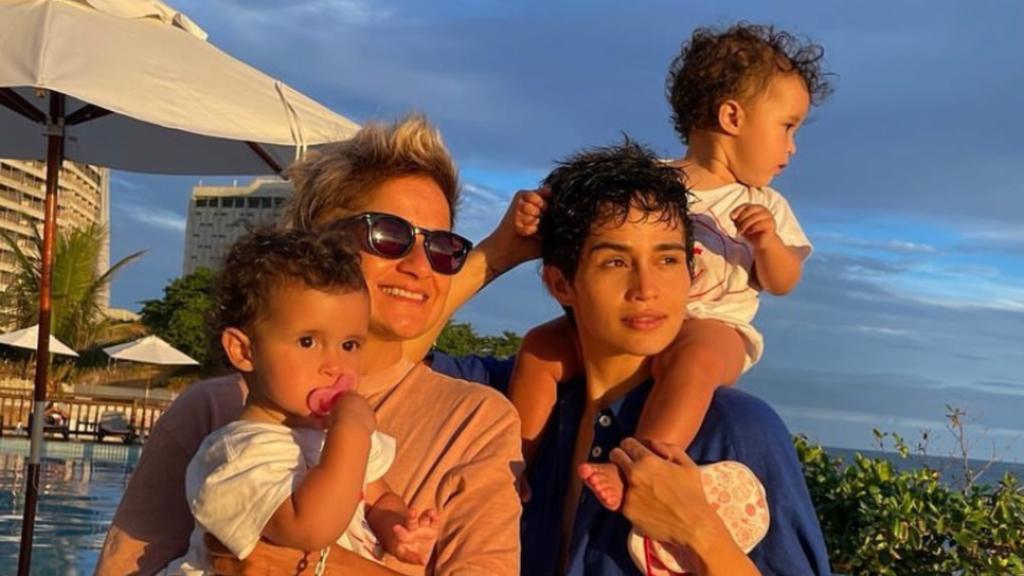 Nanda Costa e Lan Lanh aproveitam um dia de sol na praia com as filhas Kim e Tiê