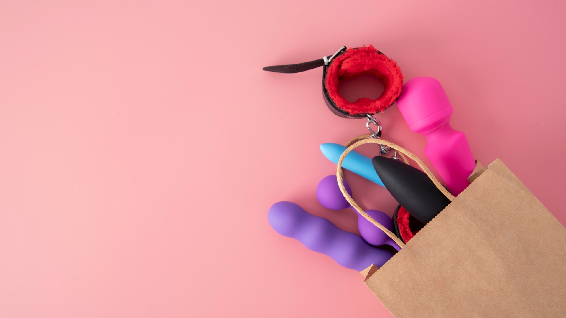 Dia do Sexo: Conheça os benefícios do uso de sex toys a dois