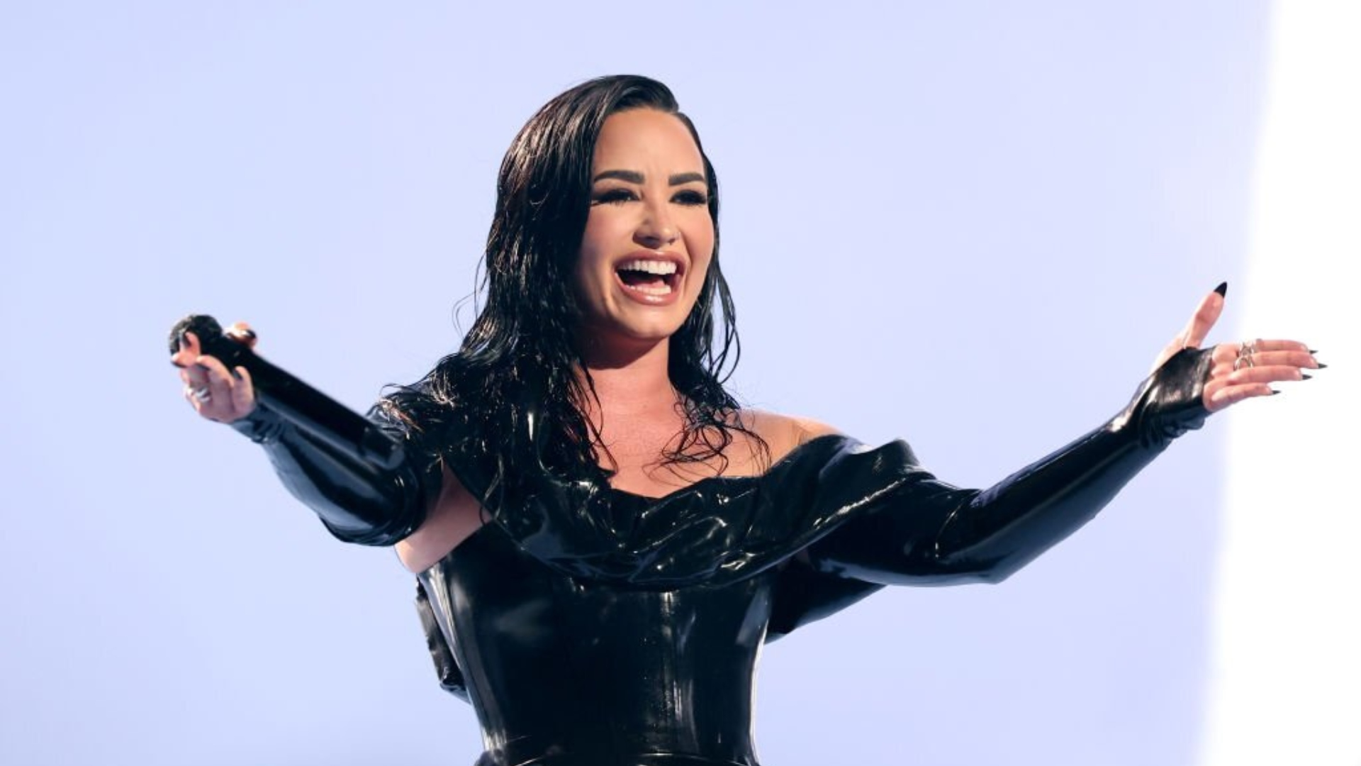 Demi Lovato une sucessos em apresentação no VMA 2023