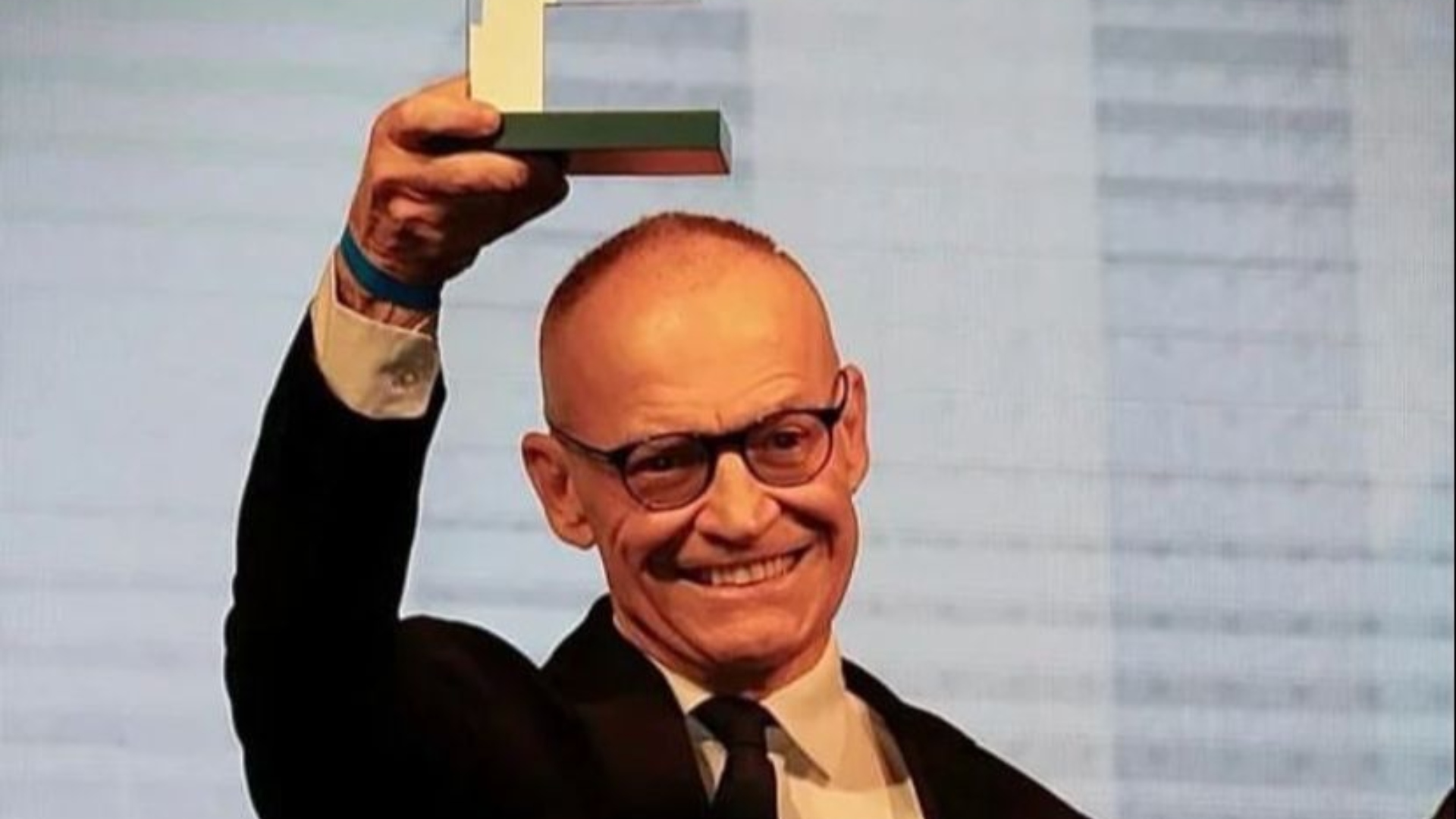 Deputado gay, Fabiano Contarato é eleito o melhor senador do Brasil