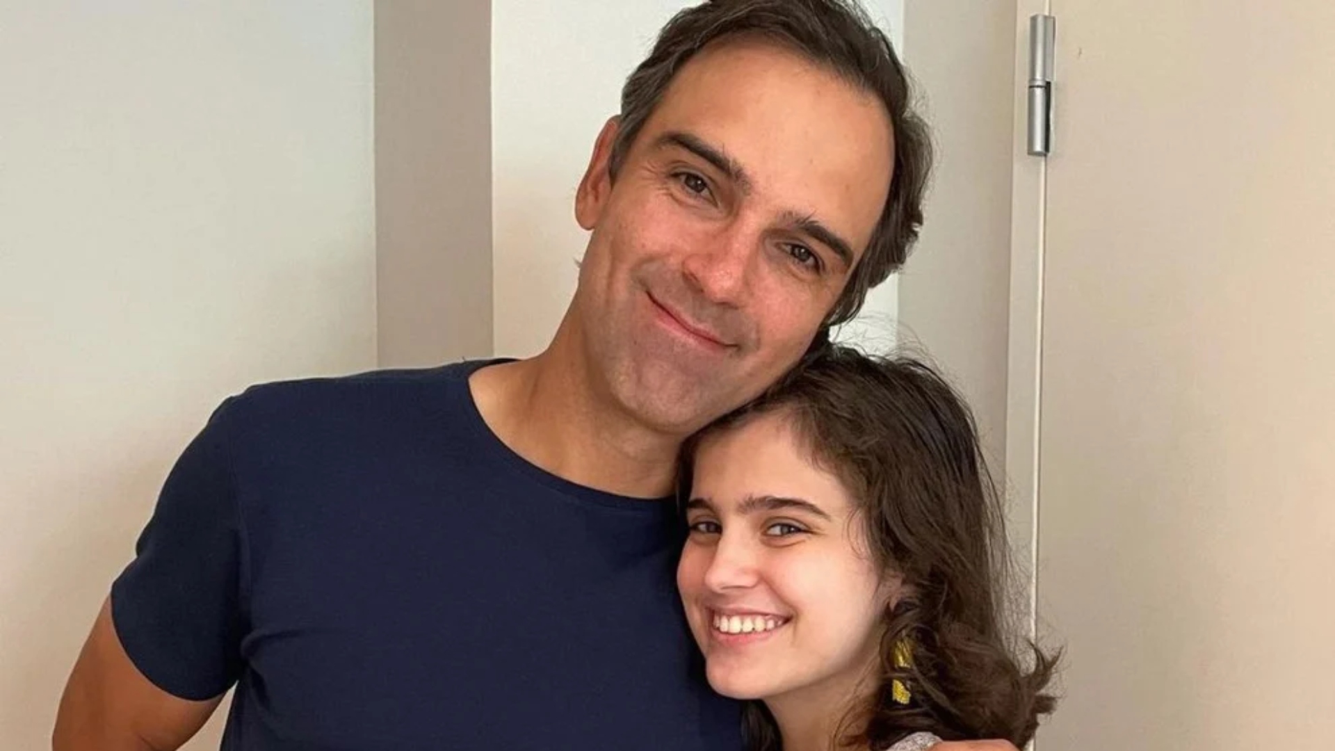 Filha de Tadeu Schmidt abandona faculdade após ser vítima de homofobia