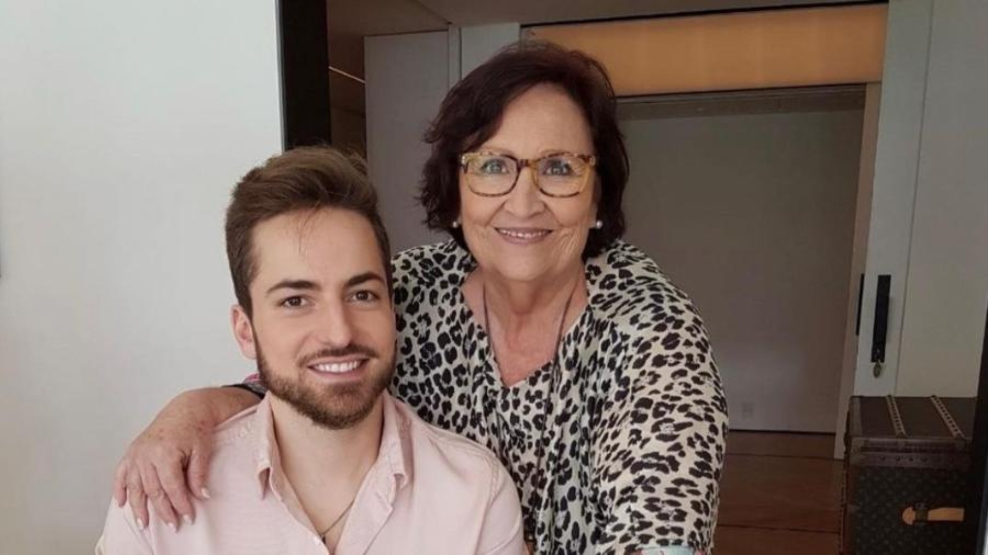 Déa Lucia recebe homenagem emocionante de Thales Bretas
