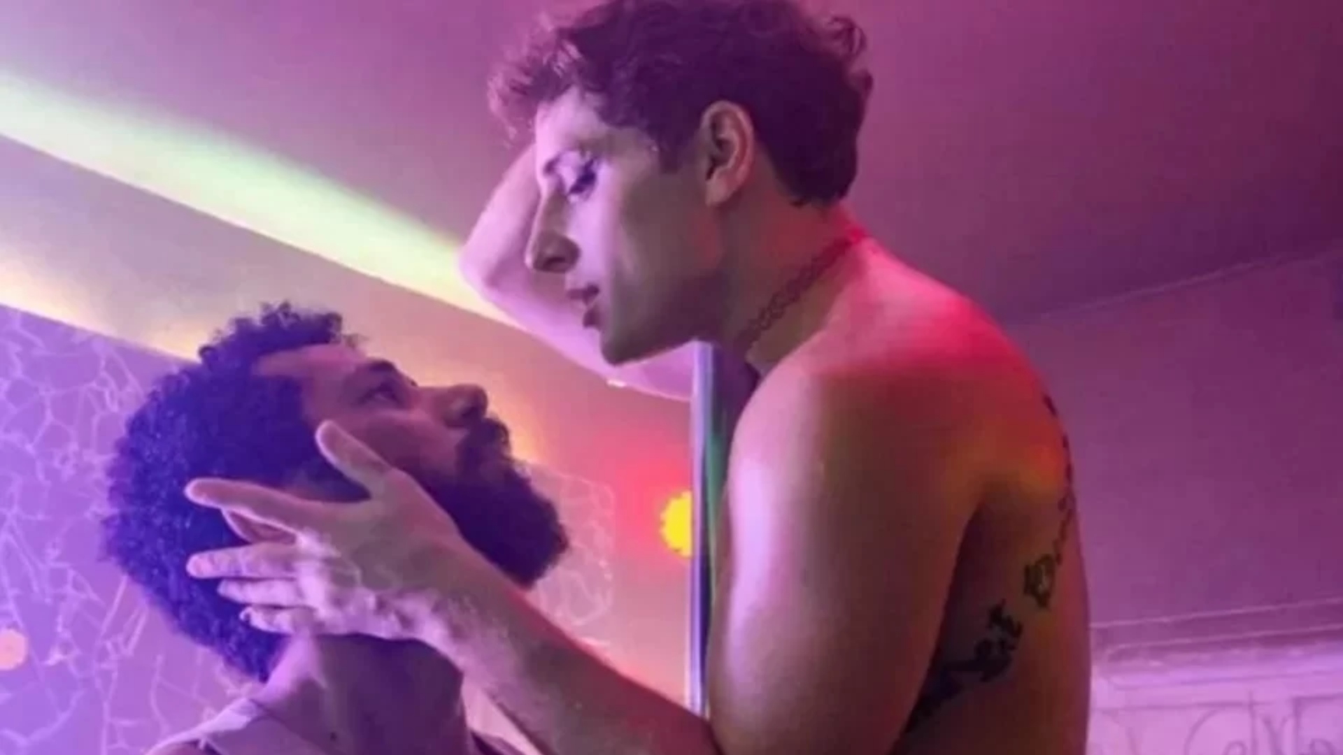 Globo fala sobre polêmica de ter proibido beijo gay em Terra e Paixão