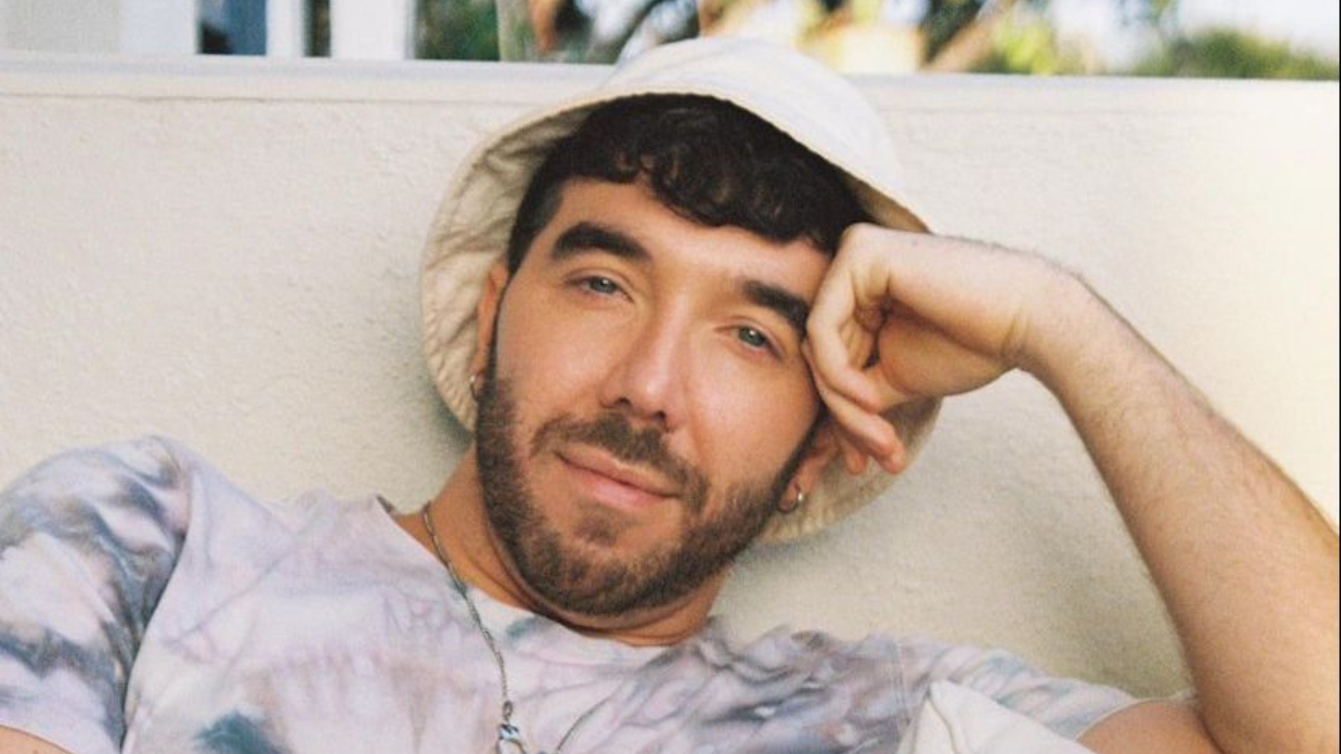 Ex-ator da Disney conta que foi eletrocutado durante terapia para “cura gay”