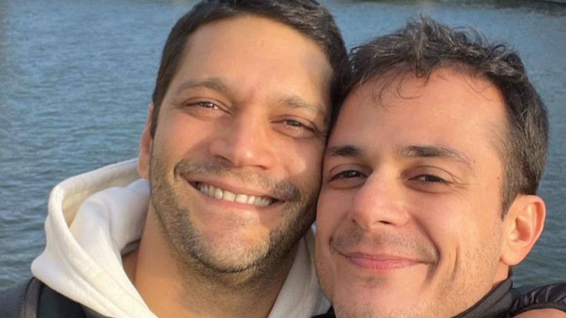 Armando Babaioff compartilha fotos de viagem com namorado e amigos