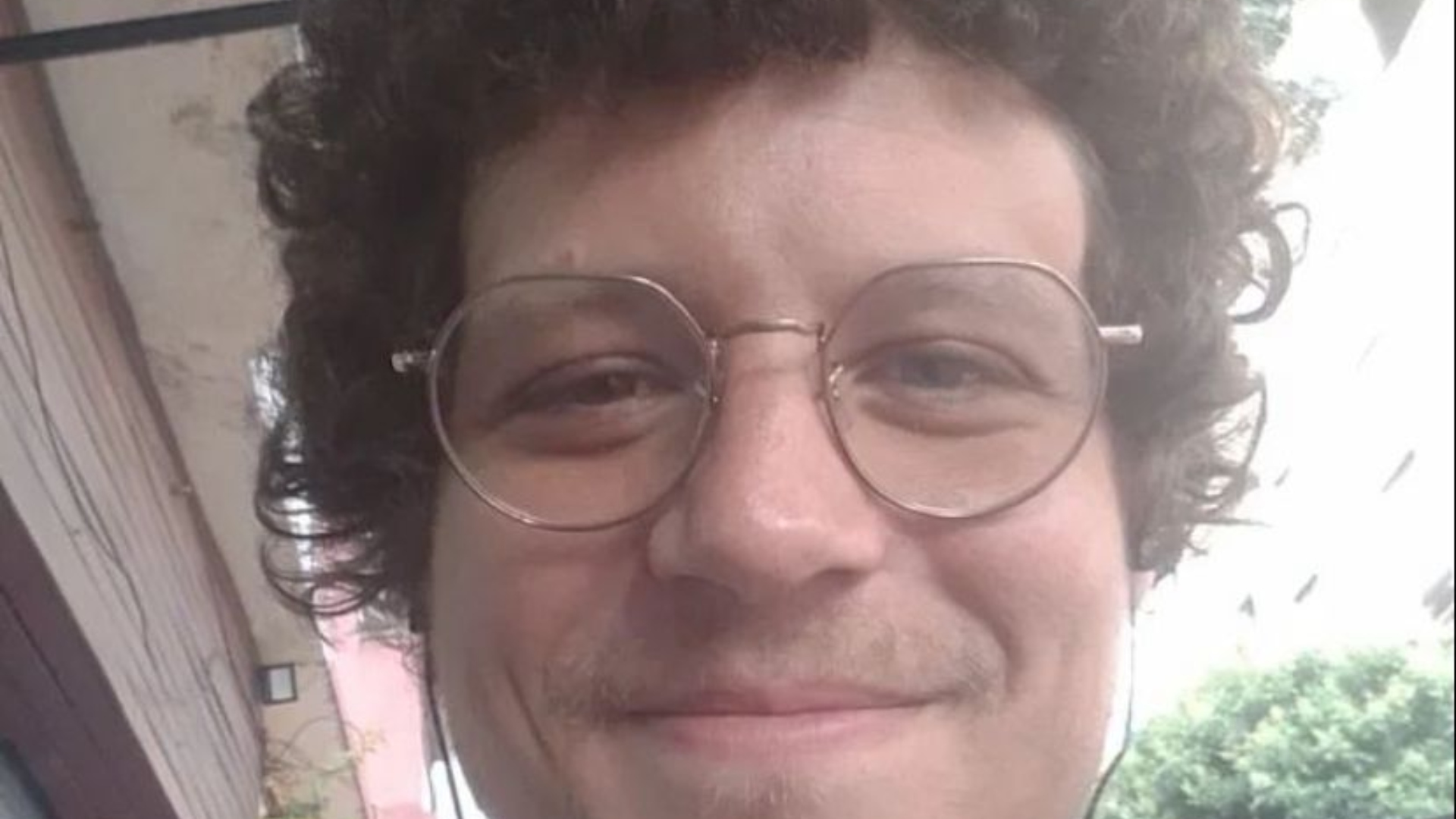 Filho de Cássia Eller posa em foto beijando amigo: “Te amo meu amigo”