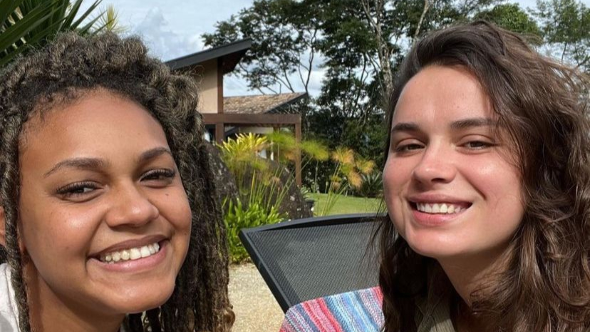 Jessi Alves fala sobre experiência de morar com a namorada e planos de casar e filhos
