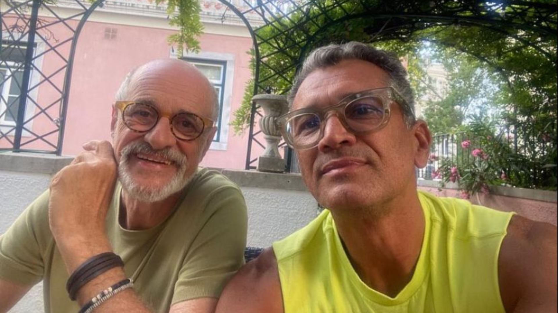 Marcos Caruso e namorado se exercitam no calçadão de Ipanema