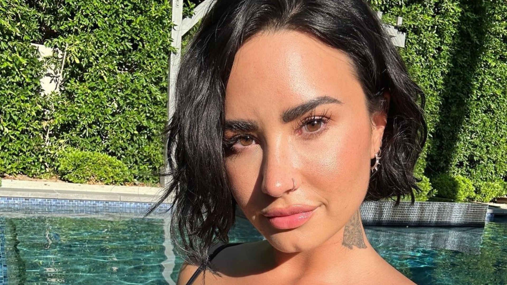 Demi Lovato desembarca no Brasil para show em festival